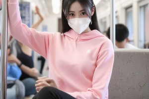【AI绘图】火爆全网的地铁口罩女孩AI绘图提示词分享