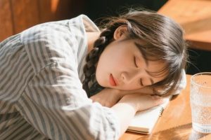 午后咖啡馆:10组慵懒复古胶片风美少女AI绘图提示词分享