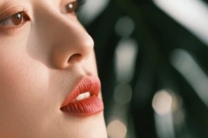 背景减法艺术:10组纯色墙、渐变幕布、虚化绿植的美少女AI极简写真绘图提示词分享